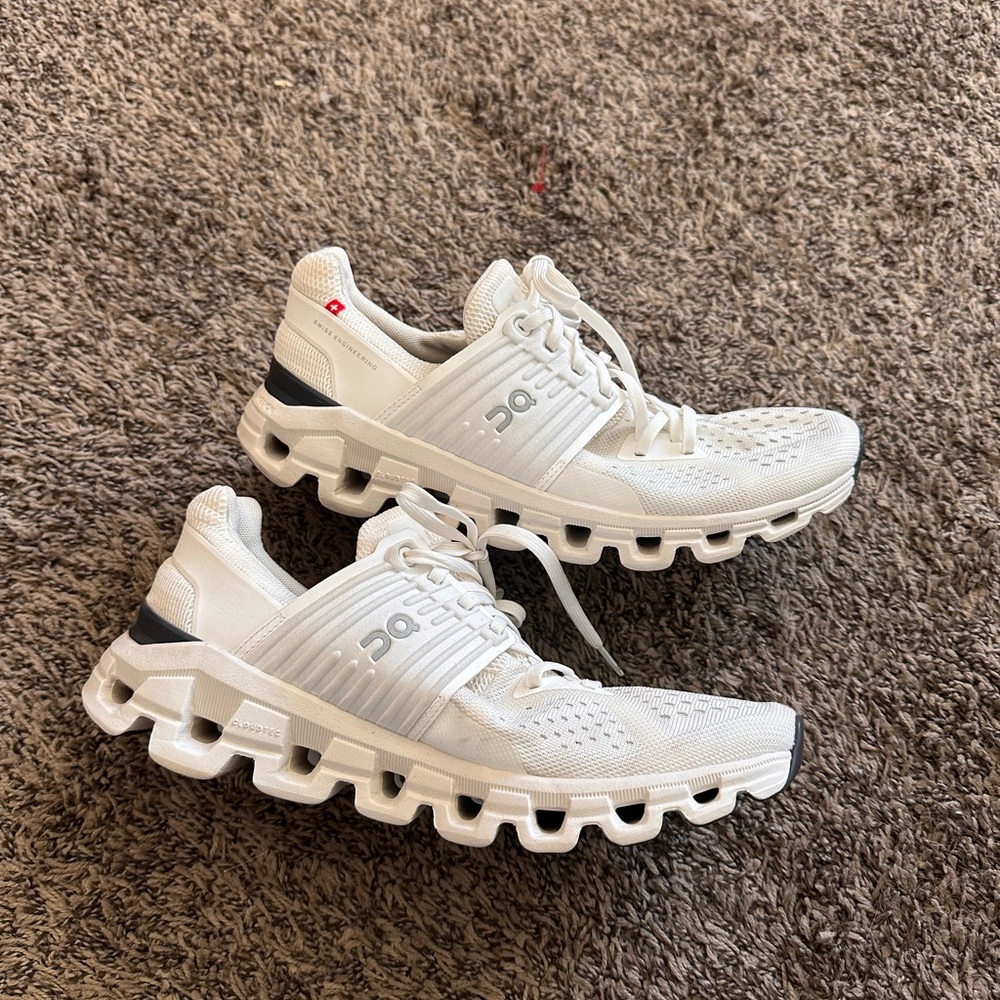 On running cloud swift sneaker size 8 white